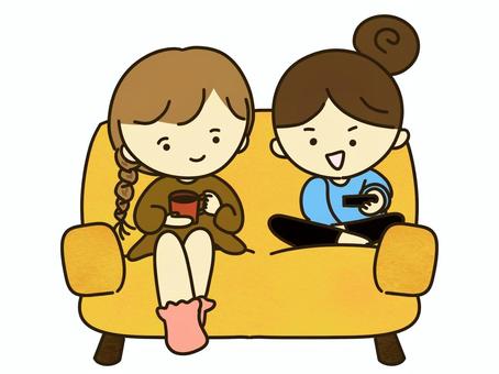 テレビを見る女の子二人 女性,女の子,テレビ,映画,映画鑑賞,リモコン,ソファ,三つ編み,お団子,女友達のイラスト素材