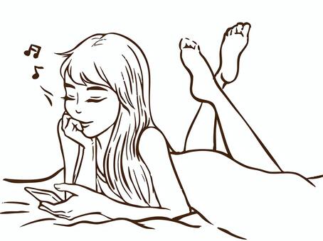 リラックスして過ごす女性（線画） 人物,女性,女の子,大人,ネットサーフィン,鼻歌,リラックス,のんびり,ゴロゴロ,くつろぐのイラスト素材