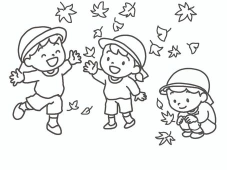 落ち葉で遊ぶ子どもたち（モノクロ）