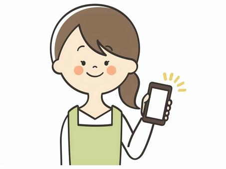 スマホを持ったエプロンの女性 スマホ,画面,見せる,登録,誘導,紹介,案内,説明,教える,お知らせのイラスト素材