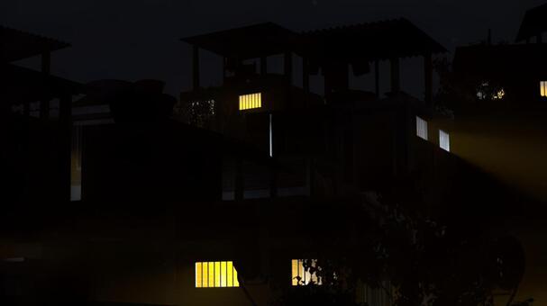 灯りのある窓 建物,街,屋根,窓,壁,空,木,生活,影,3dのイラスト素材