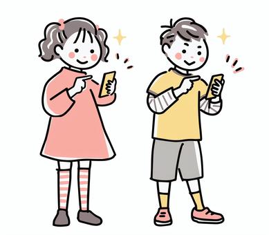 スマホ画面を見る小学生の男子と女子 スマホ,スマートフォン,女の子,男の子,操作,小学生,高学年,初めてのスマホ,画面,見るのイラスト素材