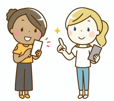 スマートフォンを操作する白人と黒人女性 外国人,スマホ,携帯,電話,チャット,メール,連絡,連絡先,交換,教えるのイラスト素材