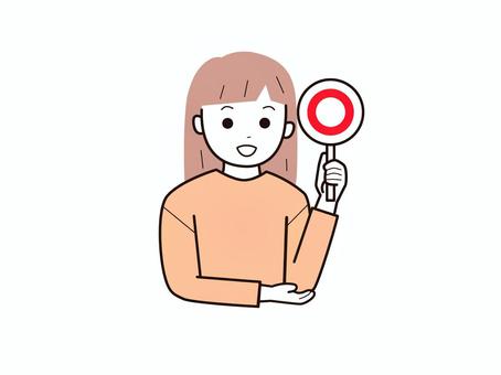 マルの札を持った女子2／カラー 上半身,長袖,丸,札,笑顔,子供,女の子,女児,小学生,幼児のイラスト素材