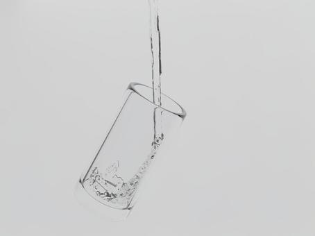 グラスに水を注ぐところ 水,グラス,透明,ウォーター,水分補給,夏,熱中症,熱中症対策,飲み物,リアルのイラスト素材