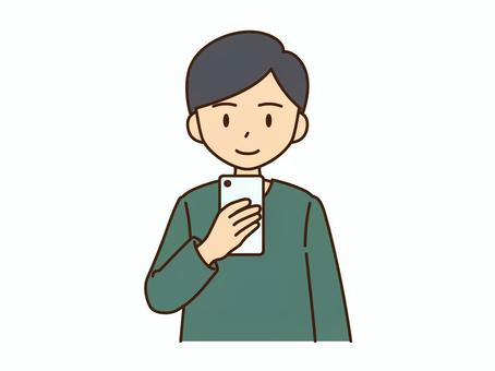 スマートフォンを見る男性