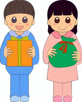 プレゼントを持つパジャマの子供 プレゼントを持つパジャマの子供 クリスマス,冬,パジャマ,プレゼント,子供,男女のイラスト素材