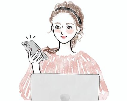 PC前でスマホをチェックするおしゃれ女性 女性,pc,スマホ,仕事,ビジネス,持つ,通知,携帯,大人女子,上半身のイラスト素材