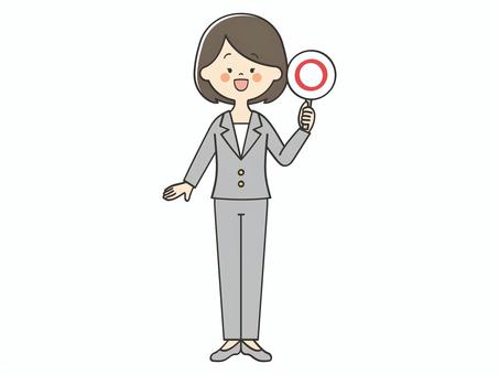 マルの札を持つスーツ女性 丸,正解,正しい,合っている,クイズ,解答,笑顔,女性,スーツ,講師のイラスト素材