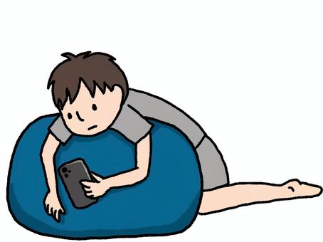 リラックス　男の子 リラックス,男の子,人物,クッション,うつ伏せ,スマホ,もたれる,イラスト,手描き,シンプルのイラスト素材