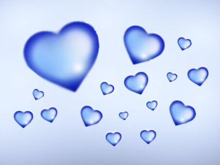 グレー背景と青いハート ハート,青,グレー,グラデーション,光沢,質感,かわいい,涼しげ,背景,透明感のイラスト素材
