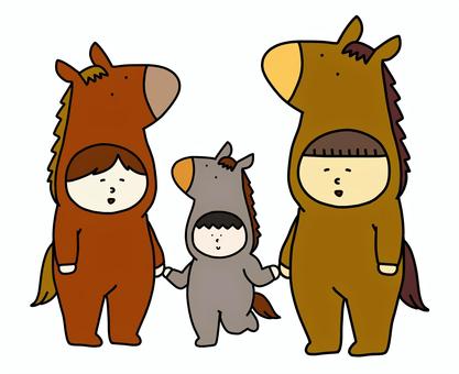 馬の着ぐるみを着た家族 うま,馬,着ぐるみ,家族,人,手書きのイラスト素材