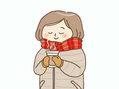 ホットドリンクでリラックスしている女性１ 女性,冬,ホットドリンク,マフラー,手袋,コート,冬服,休憩,屋外,散歩のイラスト素材