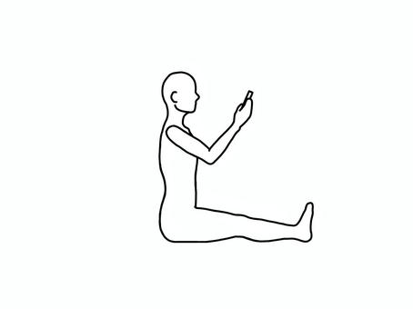 両足を前に伸ばして座りスマホを見る人 長座,スマホ,横向き,線画,白黒,人物のイラスト素材