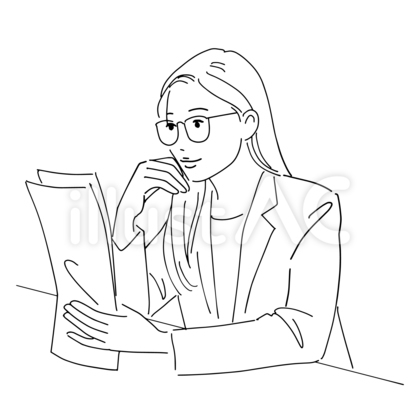 微笑んで書類をチェックする会社員女性