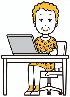  大阪のおばちゃん(黄)-228-全身 パソコン,笑顔,おばちゃん,大阪,ヒョウ柄,おばはん,中年,女性,関西,派手のイラスト素材