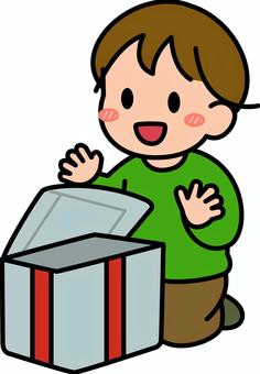 銀の箱を開ける男の子です。 銀の箱を開ける男の子です。 プレゼント,シンプル,ギフト,喜ぶ,受け取り,サプライズ,笑顔,贈り物,手渡し,お祝いのイラスト素材