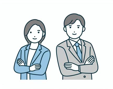 腕組みをするビジネスパーソン