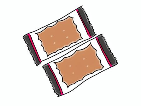 小分けのビスケット2枚 小分けのビスケット2枚 ビスケット,小分け,美味しいのイラスト素材