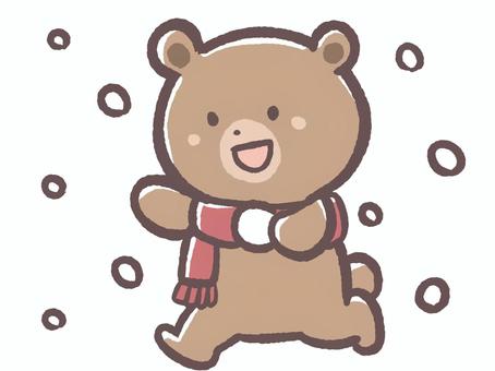 冬の寒い日に雪合戦する動物、マフラーの熊