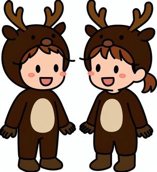 焦げ茶のトナカイコスの子供たちです。 トナカイ,コスプレ,シンプルのイラスト素材