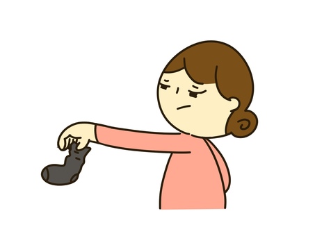 靴下を片付ける女性 女性,主婦,靴下,片付ける,イヤイヤ,汚い,臭い,家事,洗濯,しかめっつらのイラスト素材