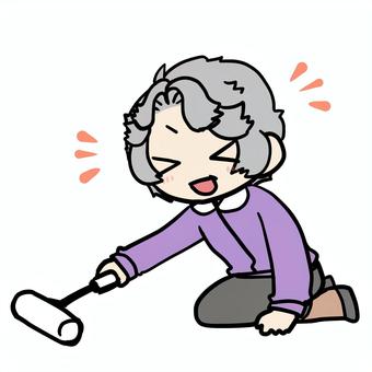 コロコロをかける笑顔のおばあさん コロコロをかける笑顔のおばあさん おばあさん,コロコロ,掃除,笑顔,わくわく,趣味,家事,清掃,にこにこ,楽しいのイラスト素材