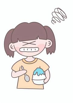 キーンってなる人 かき氷,キーン,夏,食べる,女の子,手描き,シンプルのイラスト素材