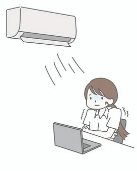 エアコンの効きすぎで寒がる半袖シャツ女性  エアコン,冷房,冷え,寒い,冷え性,デスクワーク,オフィス,パソコン,仕事,会社のイラスト素材
