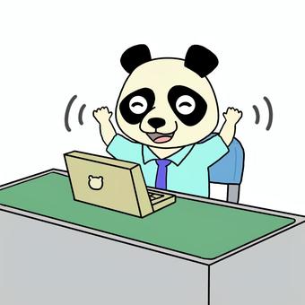 完了を喜ぶパンダ パンダ,動物,会社員,パソコン,ノートパソコン,仕事,修正,完了,喜ぶ,挿絵のイラスト素材