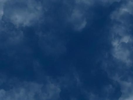 ダークブルーの雲が広がるテクスチャ背景 背景,雲,青,ブルー,暗い,ダーク,幻想的,神秘的,ミステリアス,空のイラスト素材