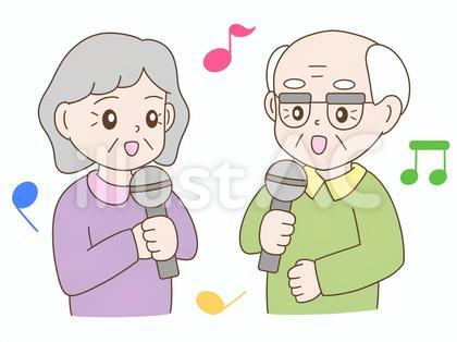 カラオケで歌を歌う仲良し高齢者夫婦
