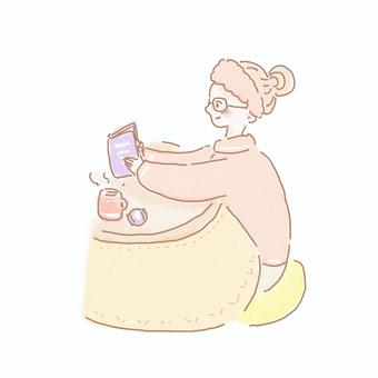 こたつでまったりする女性 こたつ,まったり,女性,読書,本,休む,休憩,オフ,温まる,お茶のイラスト素材