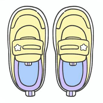 子ども用のスニーカーの手描きイラスト1 スニーカー,靴,運動靴,子ども,子供靴,かわいい,手描き,挿絵,黄色,保育園のイラスト素材