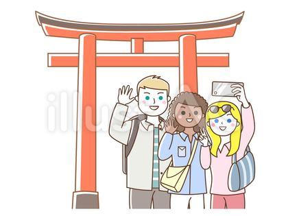 鳥居の前で記念撮影する外国人観光客