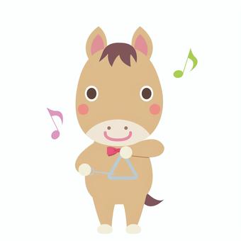 トライアングルを叩く午年の馬 午,馬,トライアングル,午年,打楽器,パーカッション,音符,音楽,楽器,演奏のイラスト素材