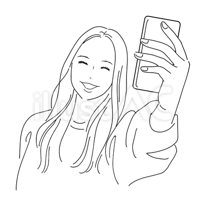 スマホで自撮りする笑顔の女性
