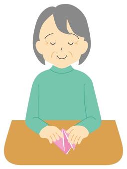 折り紙2 折り紙,折る,趣味,女性,高齢者,机,上半身,主線なしのイラスト素材