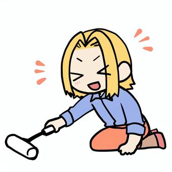 コロコロをかける笑顔の金髪女性 金髪,コロコロ,掃除,笑顔,わくわく,趣味,家事,清掃,にこにこ,楽しいのイラスト素材