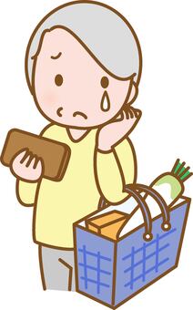 買い物する高齢女性 買い物,高齢者,女性,物価高,悩む,出費,予算オーバー,生活困窮,やりくりのイラスト素材