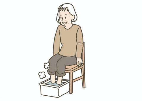 椅子に座って足湯を楽しむ高齢女性 足湯,高齢者,シニア,女性,介護,福祉,健康,リラックス,温かい,気持ち良いのイラスト素材