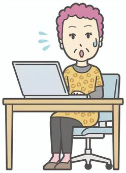  大阪のおばちゃん-056-全身 パソコン,慌てる,おばちゃん,大阪,ヒョウ柄,おばはん,中年,女性,関西,派手のイラスト素材