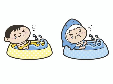 あかちゃん（水遊び・こわい） 赤ちゃん,乳児,0歳,かわいい,水遊び,ビニールプール,水,こわい,こわがる,泣くのイラスト素材