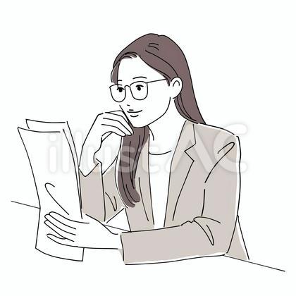 書類を見て微笑むビジネスウーマン