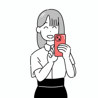 スマホで写真を撮る女性 スマホ,写真,撮影,カメラ,女性のイラスト素材