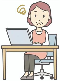  エプロンおばちゃん-131-全身 パソコン,困る,おばちゃん,エプロン,お母さん,ママ,中年,おばさん,主婦,人物のイラスト素材