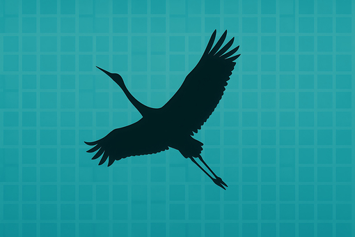 ターコイズブルーに舞う鶴の飛翔シルエット
