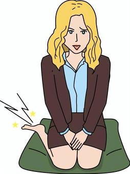 正座足痺れる 外国人,正座,座布団,足,痺れる,文化,若い,女性,ブロンド,スーツのイラスト素材