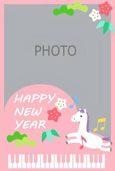 午年ピアノフレーム 年賀状,馬,ピアノ,午年,フレーム,松,竹,梅,音符,happyのイラスト素材