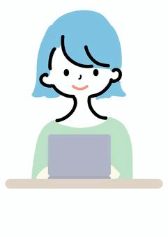 パソコンを操作する女性